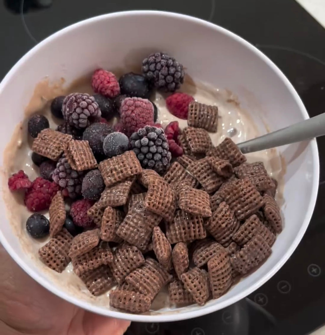 The Low-Fat, Protein-Powered Yoghurt Bowl: Peak Health (with a Nutty Boost!)